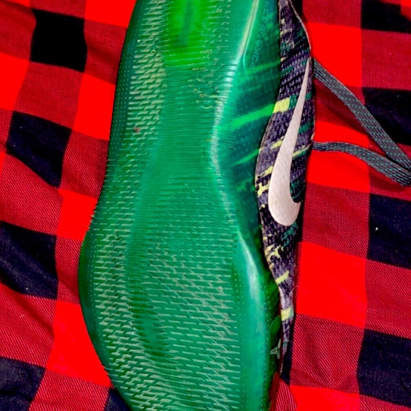Selling my Nike Kobe 11 Green Snake edition Kobe Shoes - Picture 4 of 5